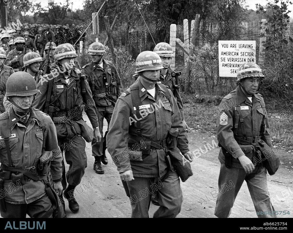 American soldiers of the US brigade Berlin march past the East German border in Berlin-Zehlendorf on their way to Berlin Grunewald to participate in a three day manoeuvre on the 18th of October in 1961. 18/10/1961