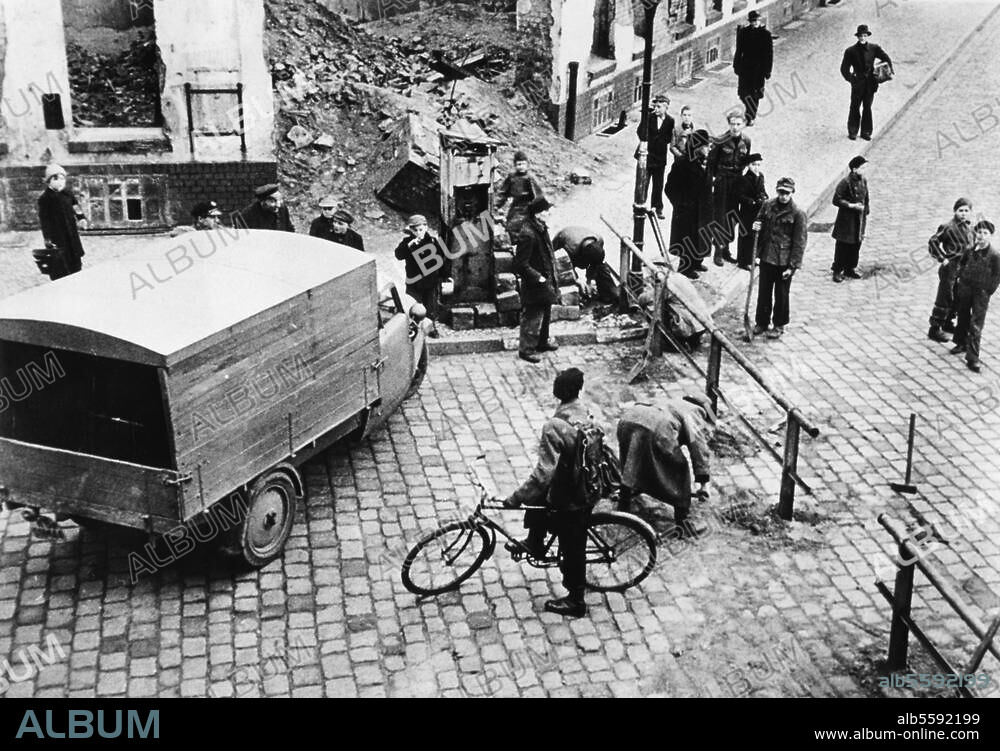 Berlin 1952. Absperrmaßnahmen an der Sektorengrenze. Errichtung einer Straßensperre. Foto.