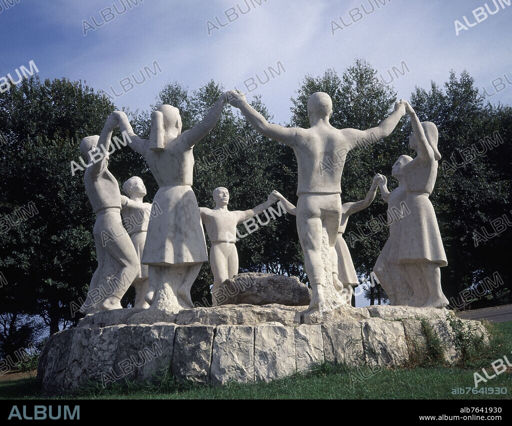 PLAZA DE LA SARDANA-MONUMENTO A LA SARDANA.