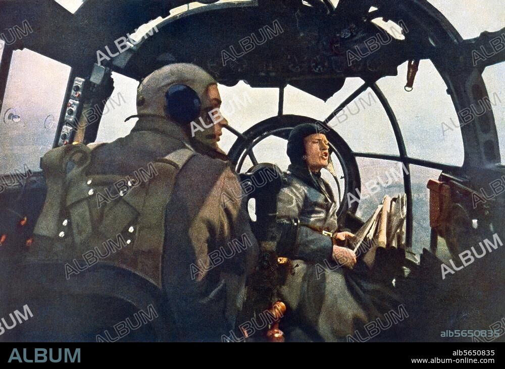 Geschichte / 2. Weltkrieg / Luftkrieg:. Pilot und Navigator in der Kanzel eines Heinkel He-111 Bombers der deutschen Luftwaffe während eines Feindfluges gegen England. PK-Foto, August 1940.