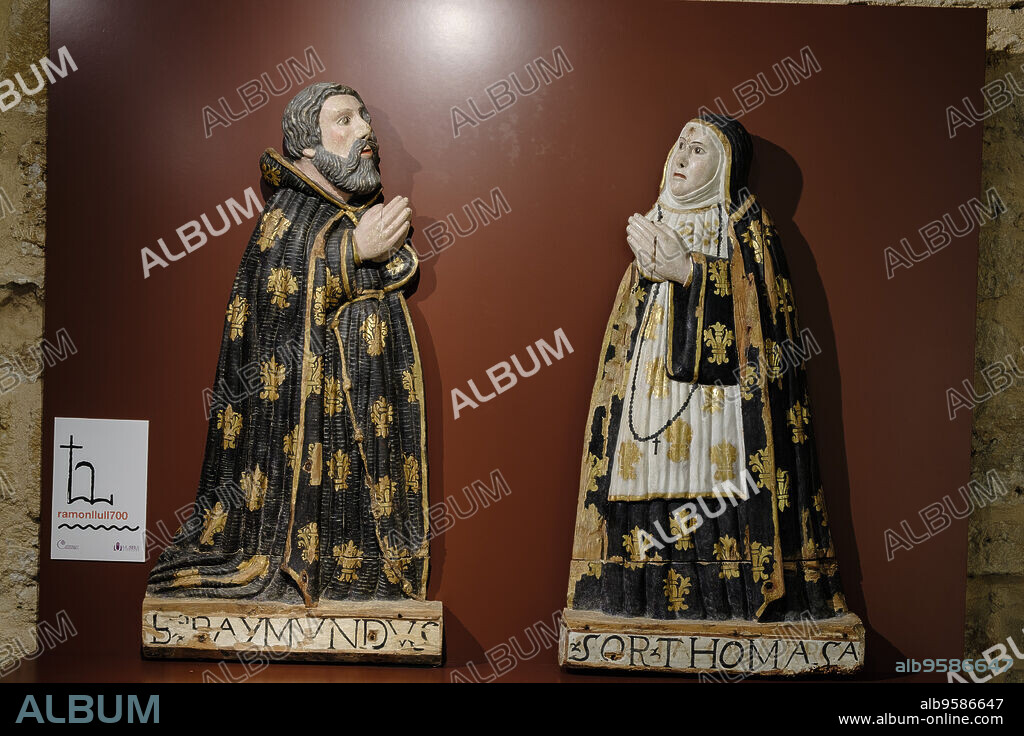 Ramon Llull y sor Catalina Thomas, siglo XVII, relieve policromado, Museo diocesano de Mallorca, Palma,Mallorca, balearic islands, Spain.