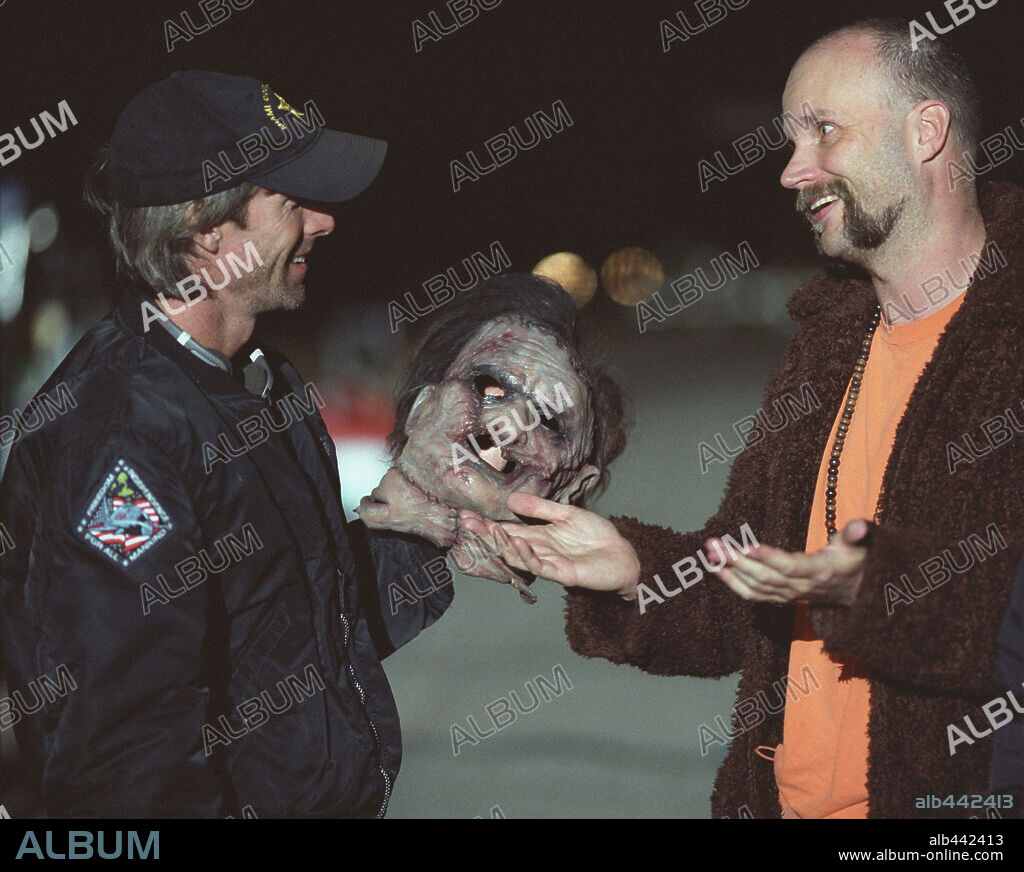 MARCUS NISPEL et MICHAEL BAY dans THE TEXAS CHAINSAW MASSACRE, 2003, réalisé par MARCUS NISPEL. Copyright NEW LINE CINEMA.