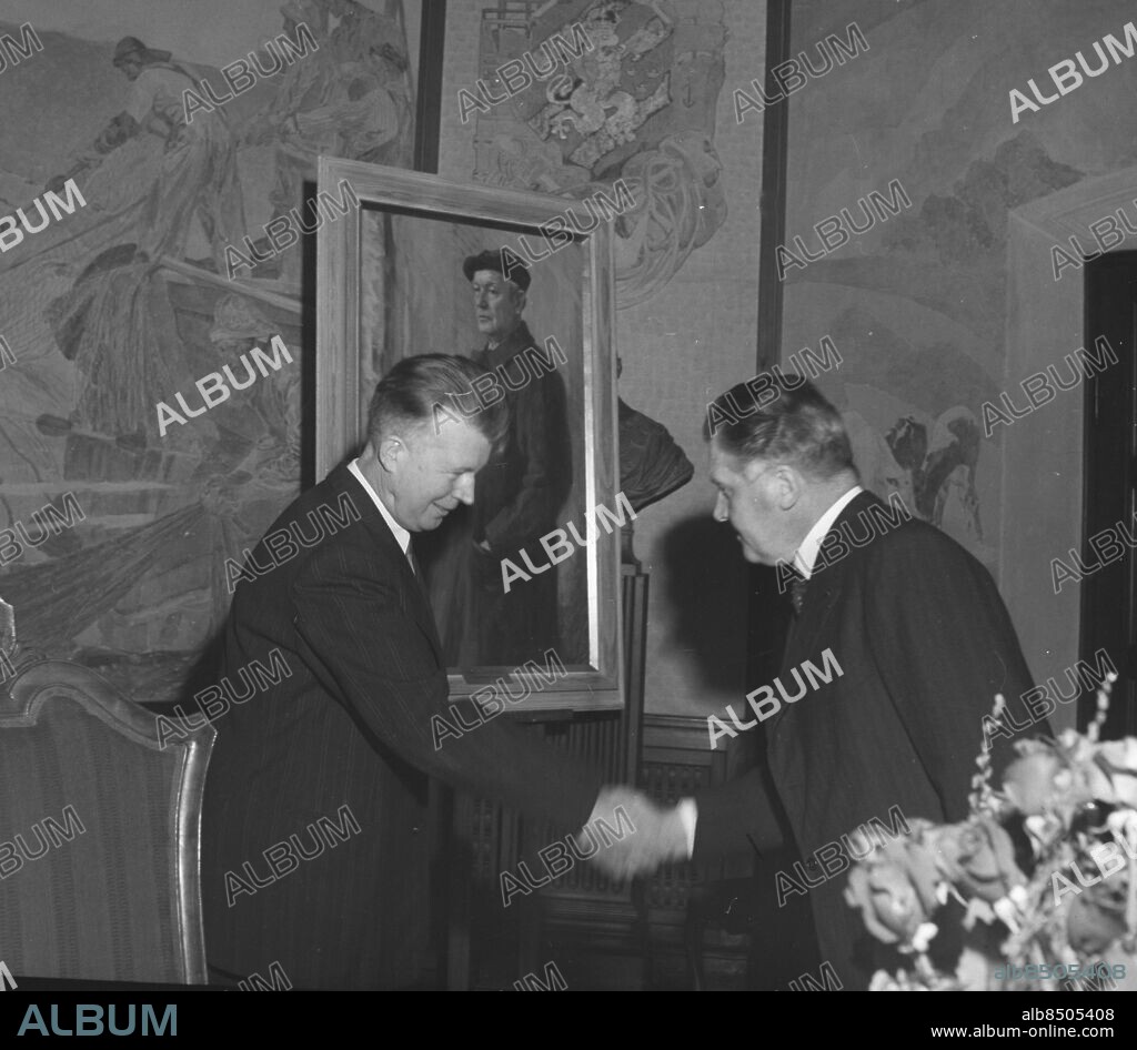 GÖTEBORG 1950-06. Nya landshövdingen i Göteborgs och Bohus län - första dagen i sitt ämbete på Residenset. Foto: Kamerareportage / TT / Kod: 2524.