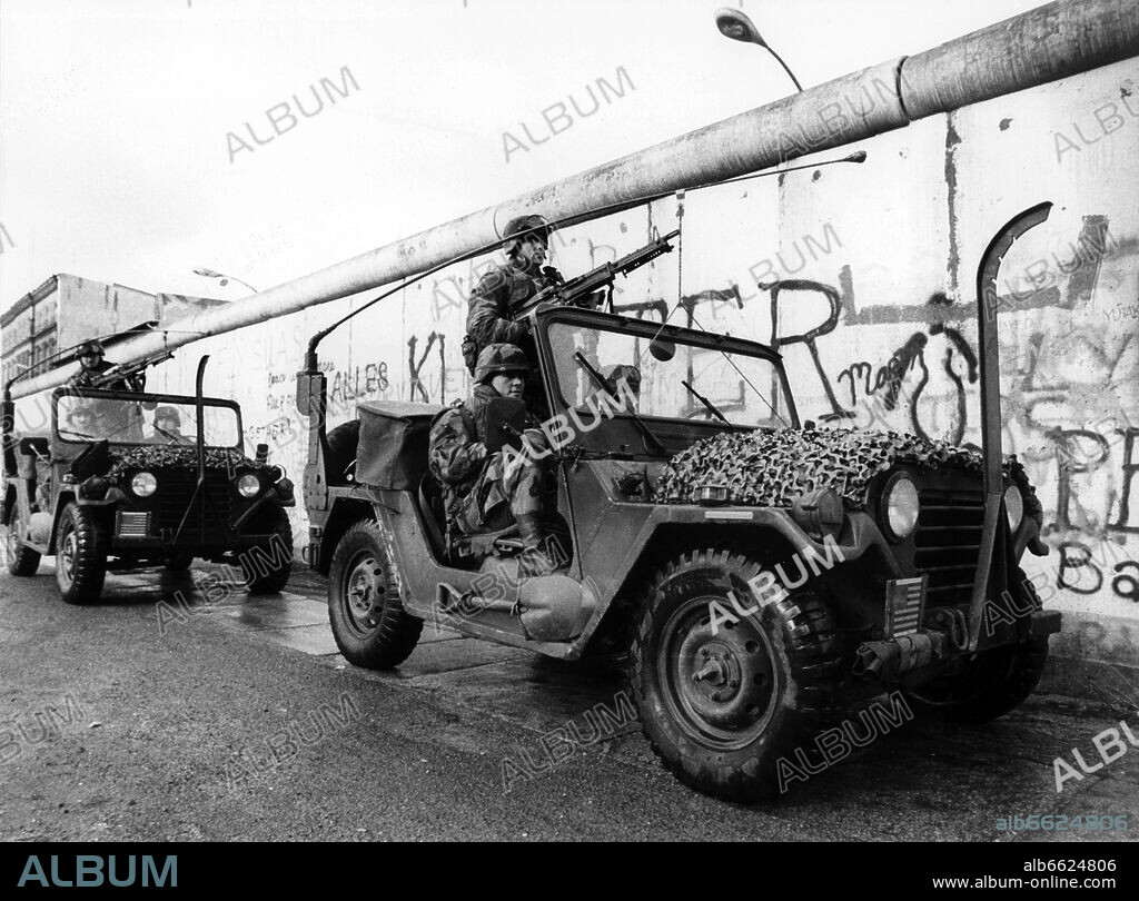 Two jeeps of the U.S. army during their routine patrol at the Berlin Wall on 14 January 1986. 14/01/1986