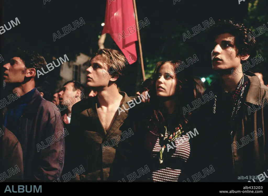 MICHAEL PITT and EVA GREEN in THE DREAMERS (2003). Copyright: Editorial use  only. No merchandising or book covers. This is a publicly distributed  handout. Access rights only, no license of copyright provided.