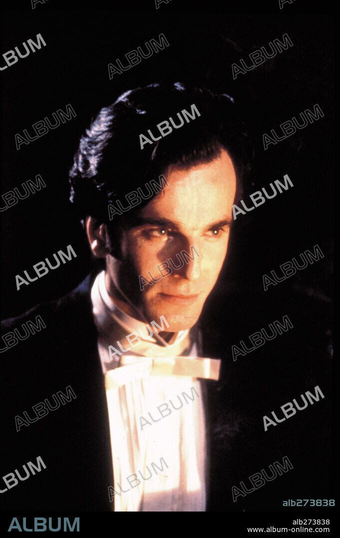 DANIEL DAY-LEWIS in THE AGE OF INNOCENCE, 1993, directed by MARTIN SCORSESE. Copyright COLUMBIA PICTURES.