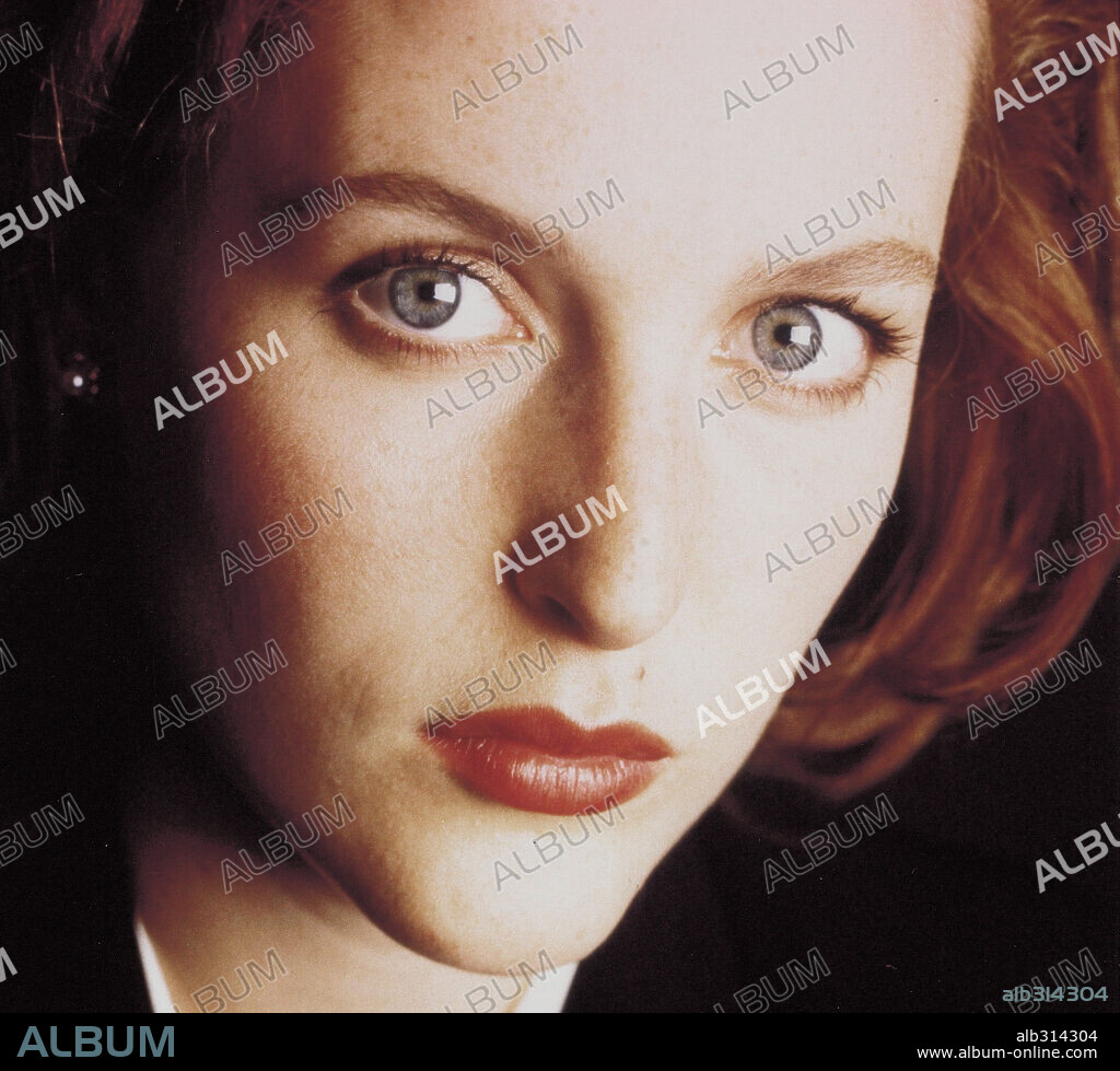 GILLIAN ANDERSON in THE X FILES, 1993, directed by CHRIS CARTER, DAVID NUTTER and ROB BOWMAN. Copyright FOX FILMS.