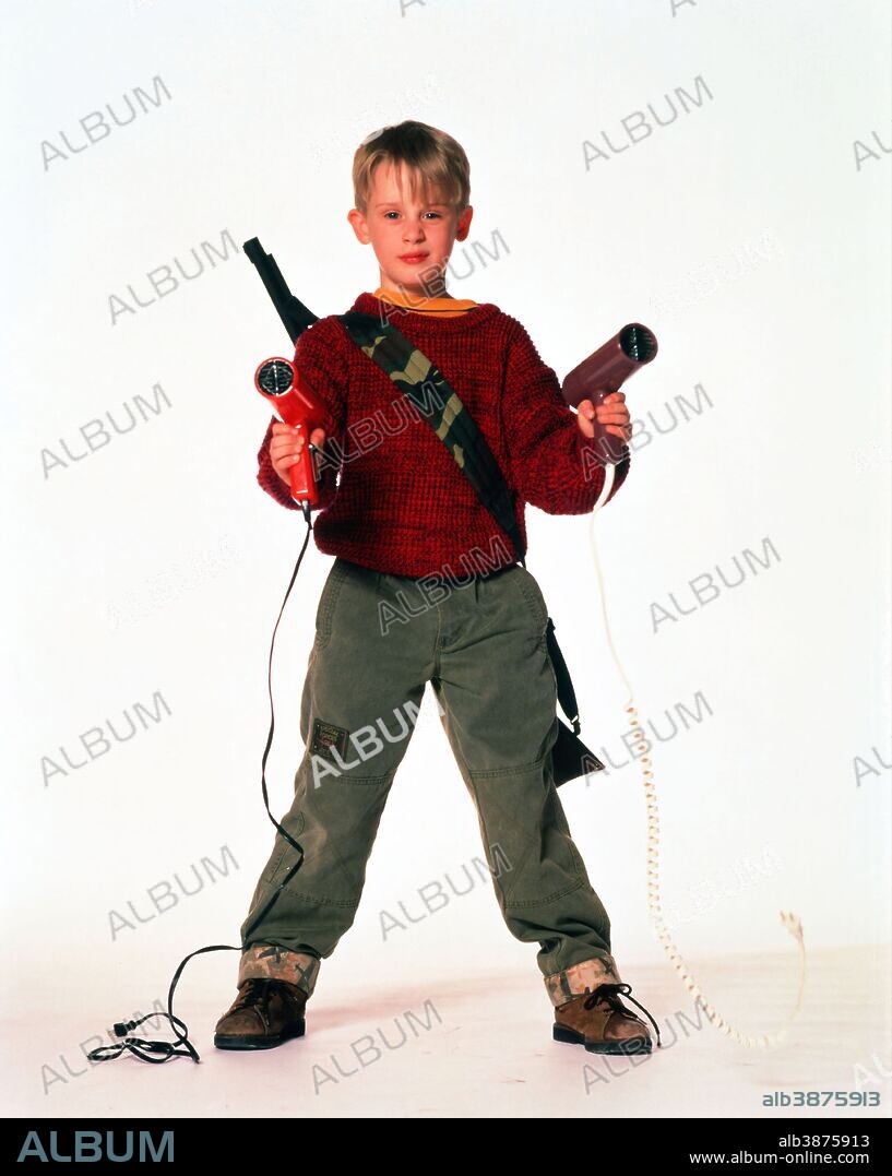 MACAULAY CULKIN in HOME ALONE, 1990, directed by CHRIS COLUMBUS. Copyright 20TH CENTURY FOX.