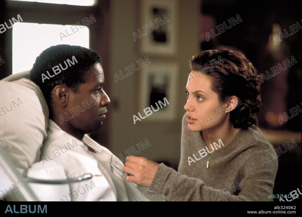 ANGELINA JOLIE and DENZEL WASHINGTON in THE BONE COLLECTOR, 1999, directed by PHILLIP NOYCE. Copyright COLUMBIA/UNIVERSAL / SEIDA, TAKASHI.