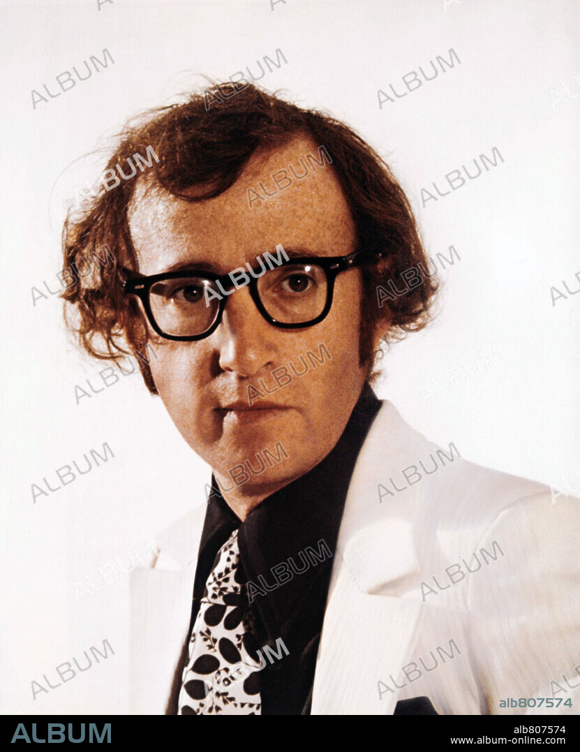 WOODY ALLEN in EVERYTHING YOU ALWAYS WANTED TO KNOW ABOUT SEX, 1972 (EVERYTHING  YOU ALWAYS WANTED TO KNOW ABOUT SEX * BUT WERE AFRAID TO ASK), directed by  WOODY ALLEN. Copy - Album alb807574