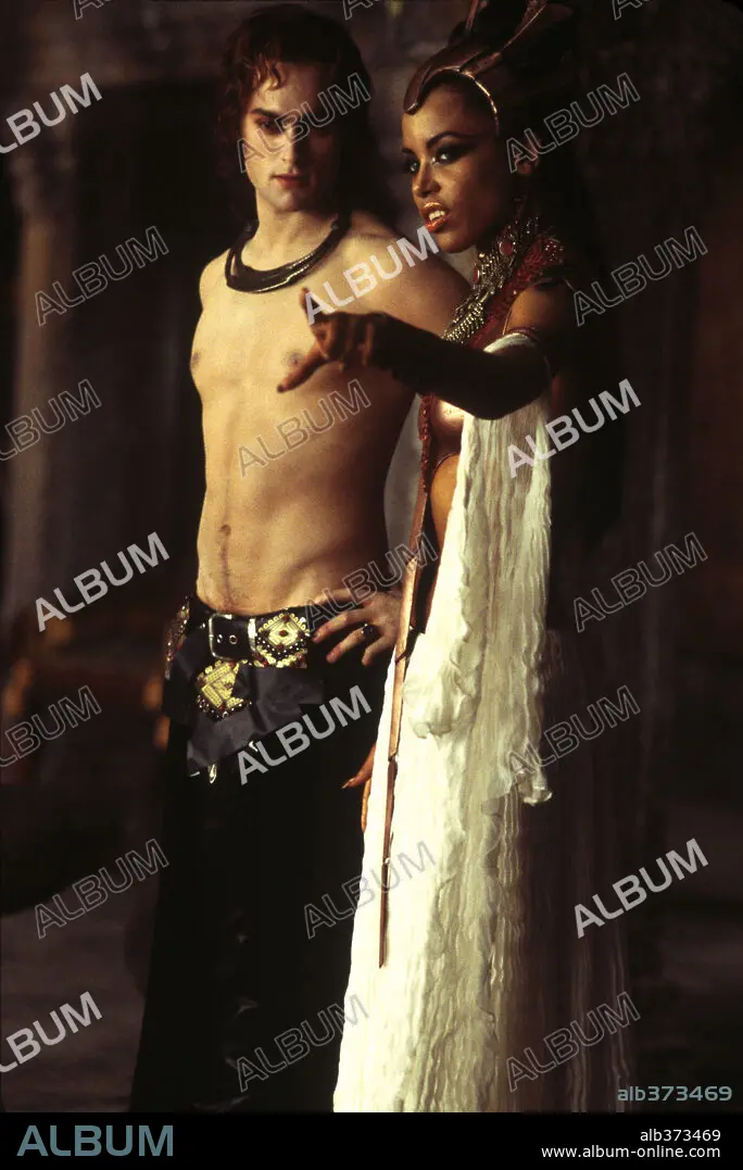 Aaliyah and STUART TOWNSEND in QUEEN OF THE DAMNED 