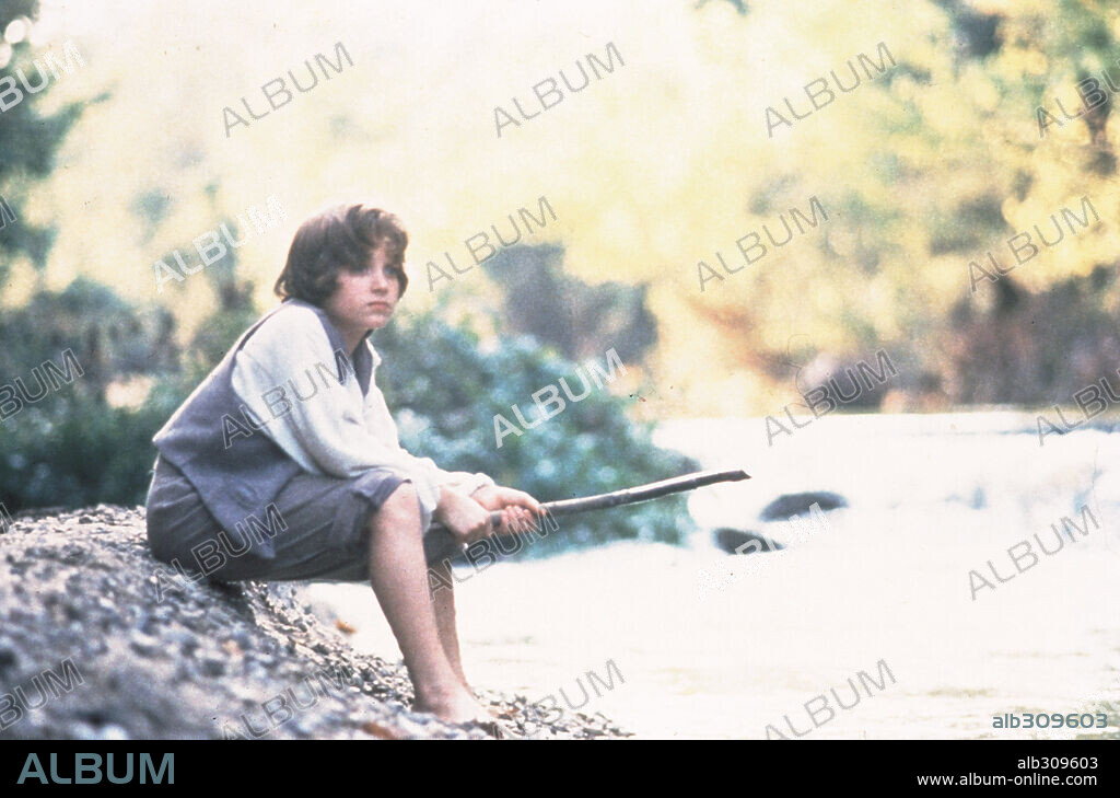ELIJAH WOOD in THE ADVENTURES OF HUCK FINN, 1993, directed by STEPHEN SOMMERS. Copyright WALT DISNEY PICTURES.