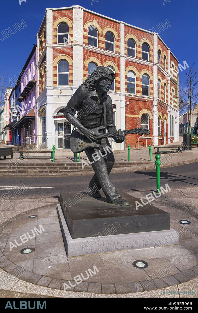 Ireland, County Donegal, Ballyshannon, sculpture of the late Irish rock guitarist Rory Gallagher by Scottish artist David Annand completed in 2010.