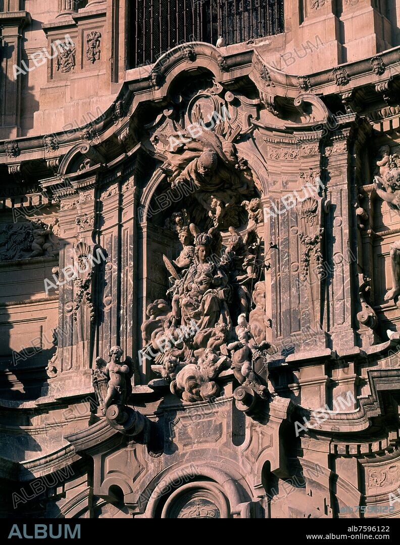 DETALLE DE LA FACHADA DE LA CATEDRAL DE MURCIA.