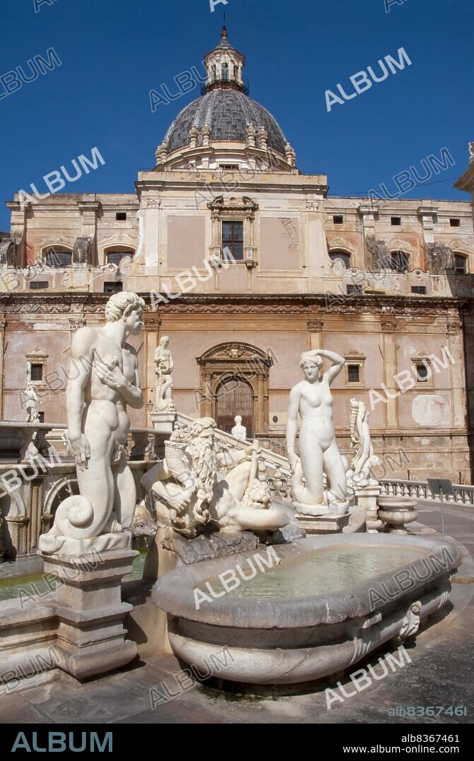 Italy: The 16th century Praetorian Fountain (Fontana Pretoria), Piazza Pretoria, Palermo, Sicily. The Praetorian Fountain is located in the heart of the historic centre of Palermo and represents the most important landmark of Piazza Pretoria. The fountain was originally built by Francesco Camilliani (1530 - 1586), a Tuscan sculptor, in the city of Florence in 1554, but was transferred to Palermo in 1574.