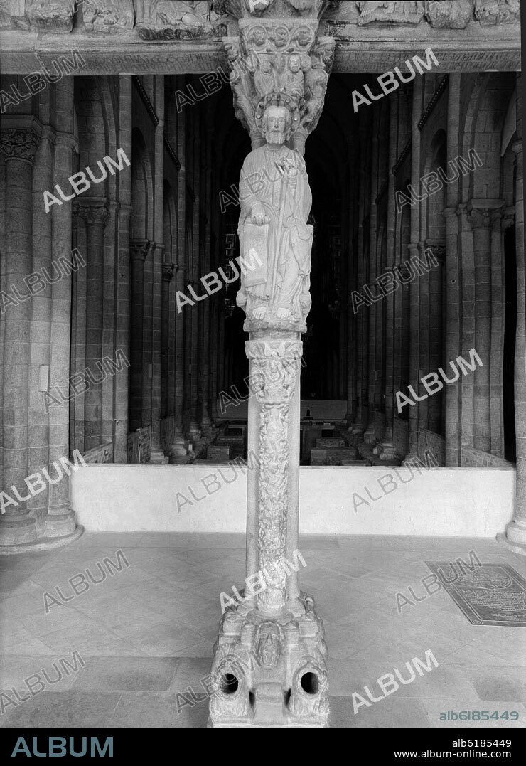 MASTER MATEO. EL APOSTOL SANTIAGO EN EL PARTELUZ DEL PORTICO DE LA GLORIA - SIGLO XII - ROMANICO ESPAÑOL - FOTOGRAFIA EN BLANCO Y NEGRO - AÑOS 50 -.