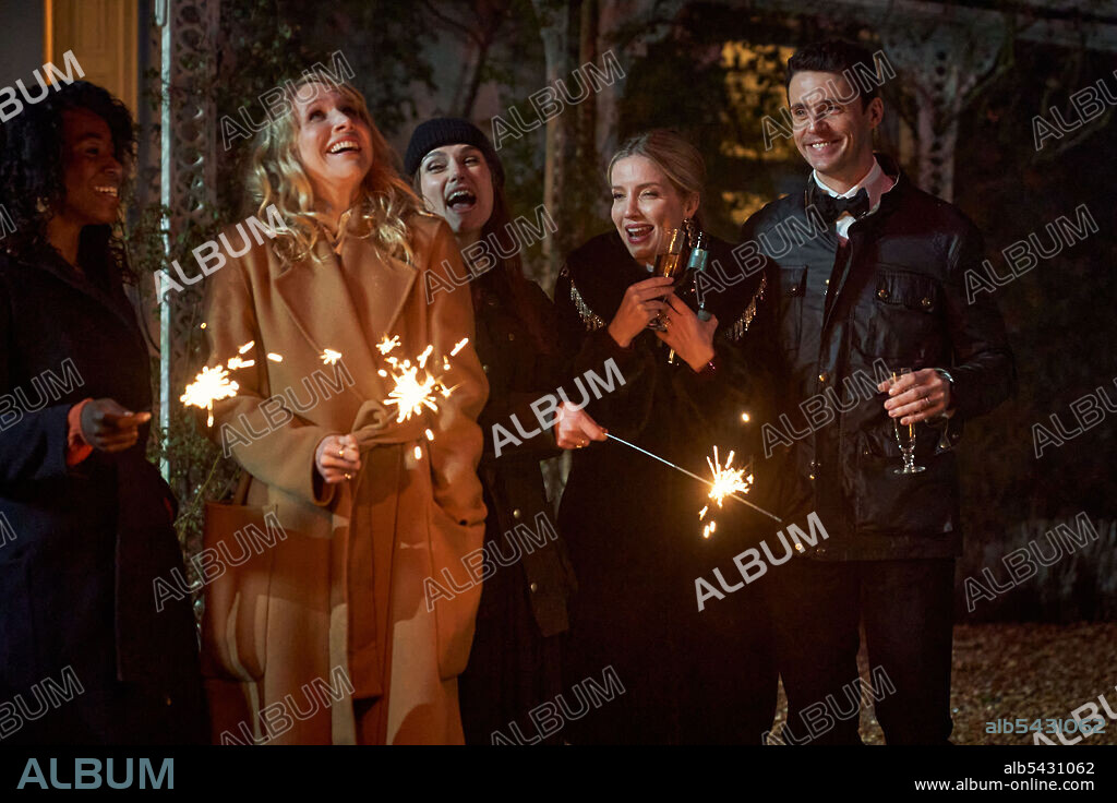 ANNABELLE WALLIS, KEIRA KNIGHTLEY and MATTHEW GOODE in SILENT NIGHT, 2021, directed by CAMILLE GRIFFIN. Copyright Marv Films / Maven Screen Media.