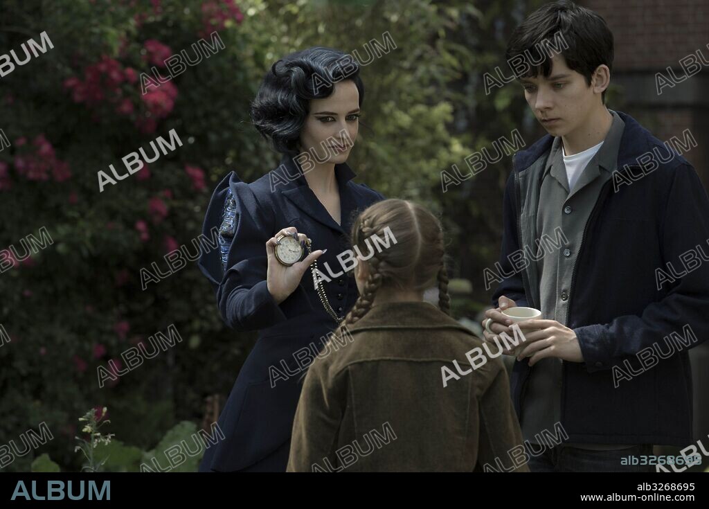 ASA BUTTERFIELD and EVA GREEN in MISS PEREGRINE S HOME FOR