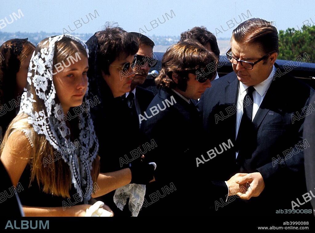 ROMAN POLANSKI. Jan. 1, 2011 - SHARON TATE FUNERAL.ROMAN POLANSKI (CENTER)(Credit Image: © Globe Photos/ZUMAPRESS.com). 2011