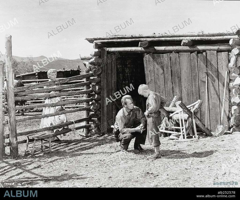 ALAN LADD et BRANDON DE WILDE dans SHANE, 1953, réalisé par GEORGE STEVENS. Copyright PARAMOUNT PICTURES.