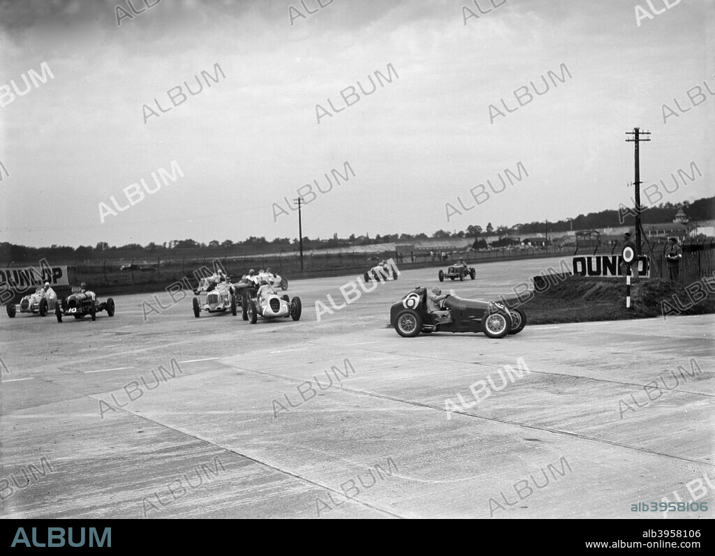 Motor race on the Campbell Circuit at Brooklands. Artist: Bill Brunell. -  Album alb3958106