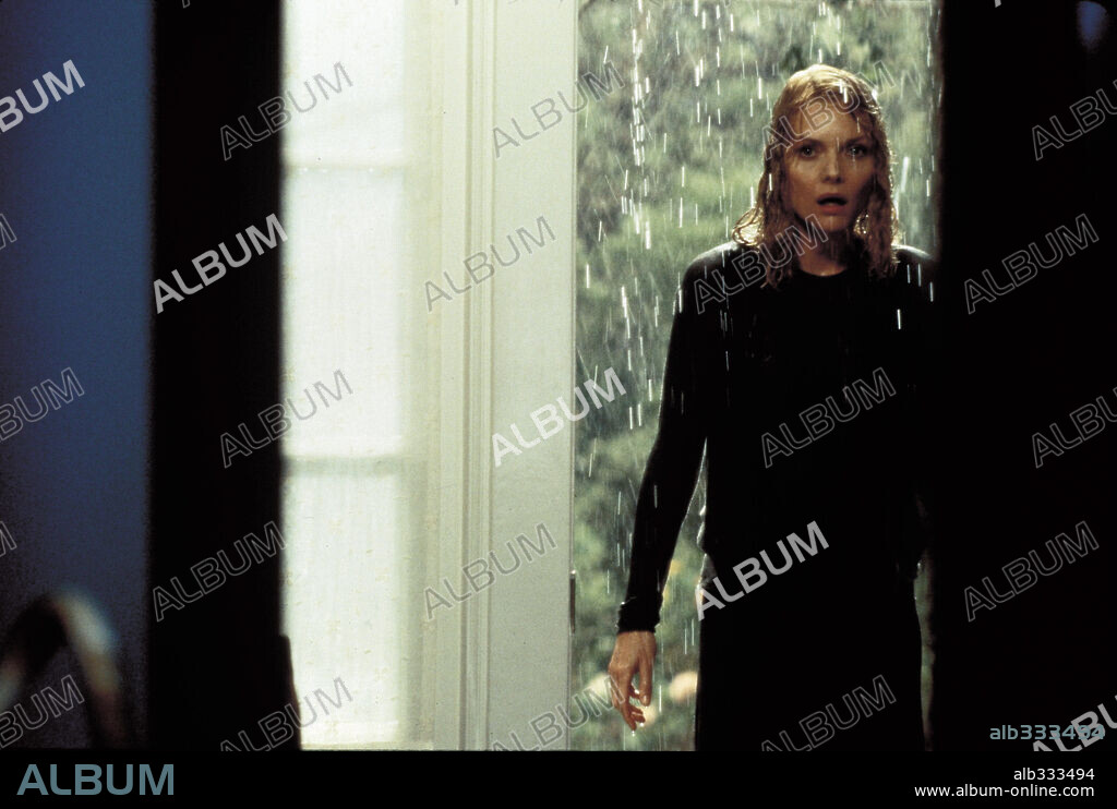 MICHELLE PFEIFFER in WHAT LIES BENEATH, 2000, directed by ROBERT ZEMECKIS. Copyright 20TH CENTURY FOX / DUHAMEL, FRANÇOIS.