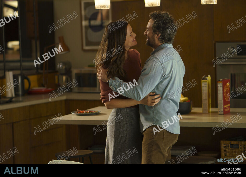 JENNIFER GARNER and MARK RUFFALO in THE ADAM PROJECT, 2022, directed by SHAWN LEVY. Copyright Skydance Productions.