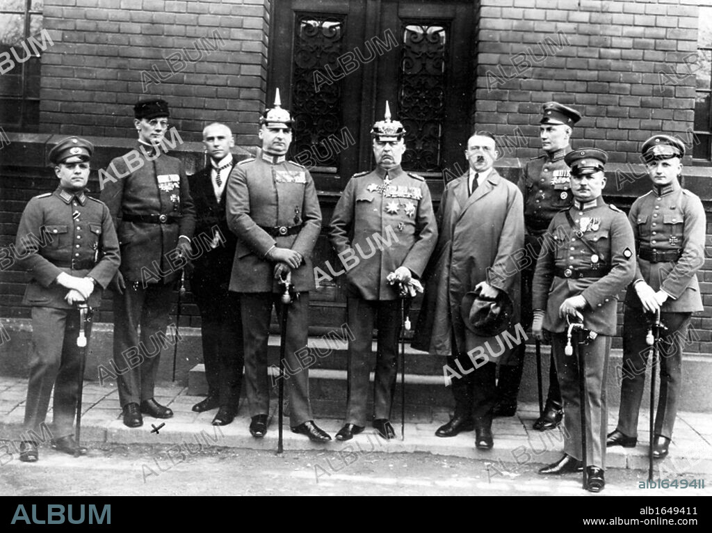 From left to right: Heinz Pernet, Dr. Friedrich Weber, Wilhelm Frick, Hermann Kriebel, Erich Ludendorff, Adolf Hitler, Ernst Rohm, Wilhelm Bruckner, Robert Wagner.