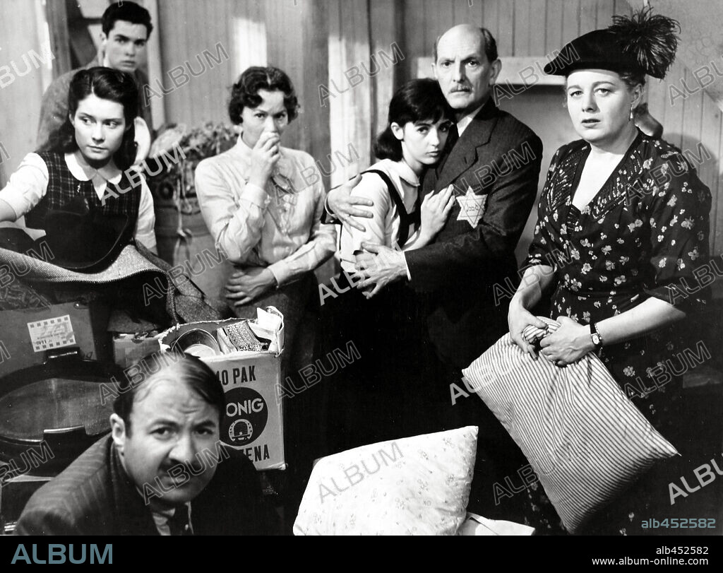 JOSEPH SCHILDKRAUT, MILLIE PERKINS and SHELLEY WINTERS in THE DIARY OF ANNE FRANK, 1959, directed by GEORGE STEVENS. Copyright 20TH CENTURY FOX.