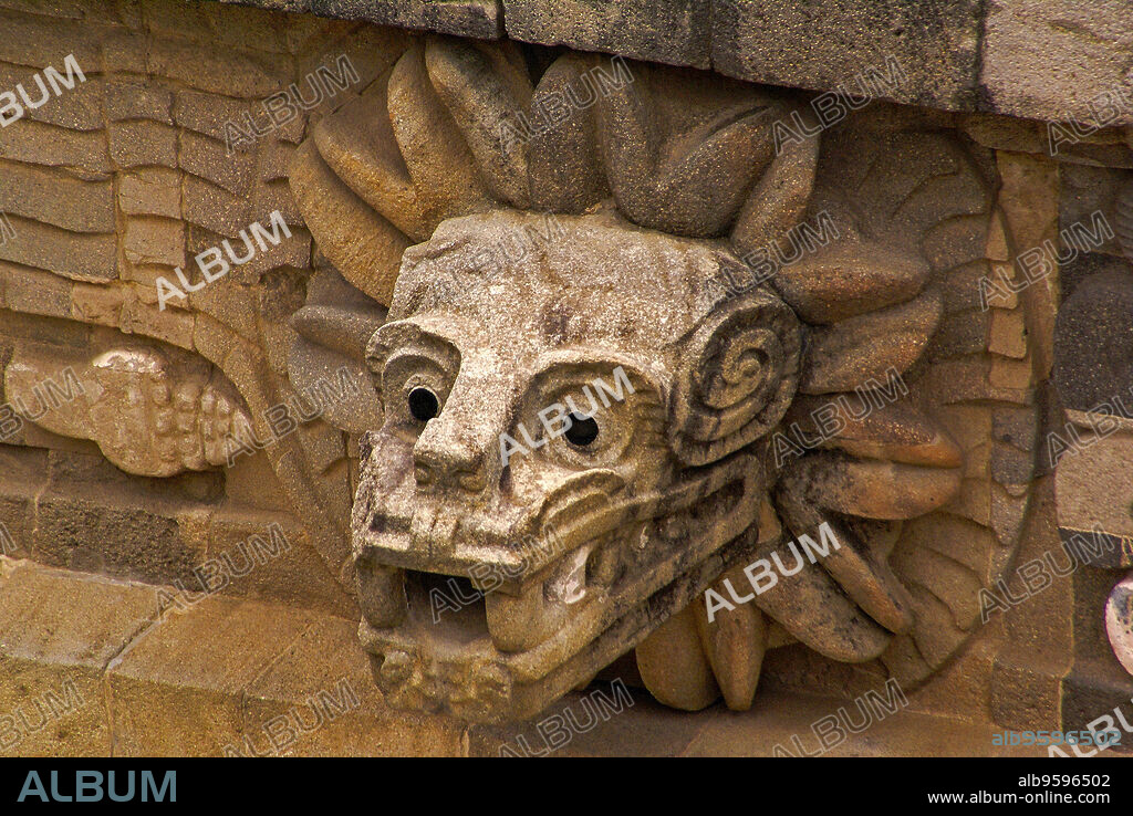 Imagen de la serpiente enplumada(Quetzalcóatl).Piramide del templo de Quetzalcóat(250-300 dc).Teotihuacán. Estado de Mexico.Mexico.