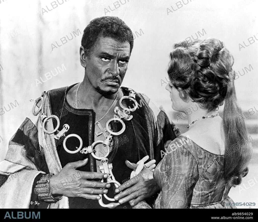 Dame Maggie Smith y Laurence Kerr Olivier. LAURENCE OLIVIER y MAGGIE SMITH en OTELO, 1965 (OTHELLO), dirigida por STUART BURGE. Copyright BR HOME ENTERTAINMENT/WARNER BROS.