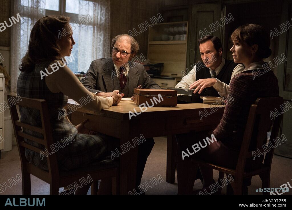 FRANKA POTENTE, PATRICK WILSON, SIMON MCBURNEY and VERA FARMIGA in CONJURING 2: THE CONJURING 2: THE ENFIELD POLTERGEIST, 2016, directed by JAMES WAN. Copyright New Line Cinema, Atomic Monster, Evergreen Media Group, RatP.