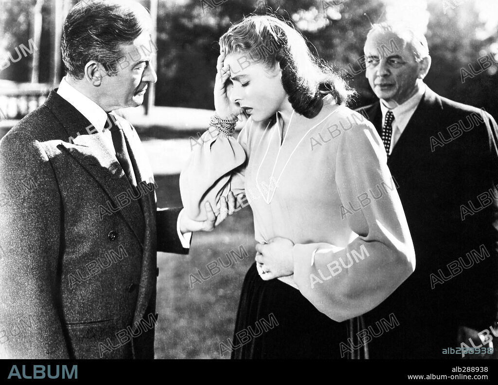 CLAUDE RAINS and INGRID BERGMAN in NOTORIOUS, 1946, directed by ALFRED HITCHCOCK. Copyright RKO RADIO PICTURES.