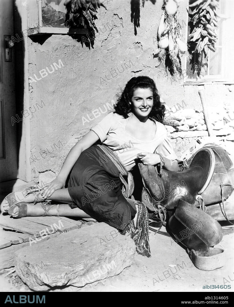 JANE RUSSELL en EL FORAJIDO, 1943 (THE OUTLAW), dirigida por HOWARD HUGHES. Copyright RKO.