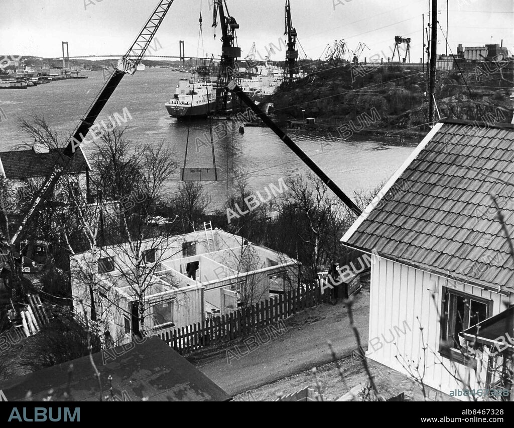 GÖTEBORG 1981-11-19.. För första gången på hundra år byggs ett nytt hus på Slottsberget på Lindholmen. Huset är en enfamiljsvilla som byggs i gammal stil med förhöjd takhöjd, takkupa och veranda. Under 1982 ska det byggas ytterligare två villor. *** Local Caption *** GP Foto: Bengt Kjellin / Kamerareportage / TT / Kod: 2524.