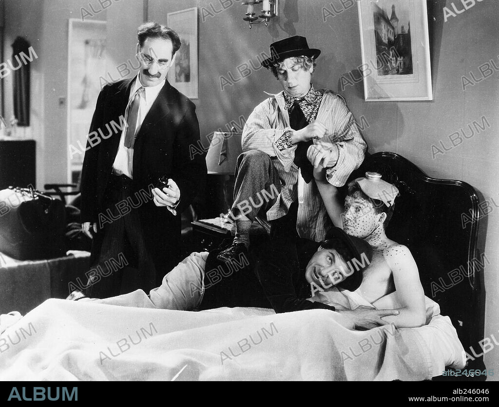 CHICO MARX, FRANK ALBERTSON, GROUCHO MARX, HARPO MARX y THE MARX BROTHERS  en EL HOTEL DE LOS LÍOS, 1938 (ROOM SERVICE), dirigida por WILLIAM A.  SEITER. Copyright RKO. - Album alb246046