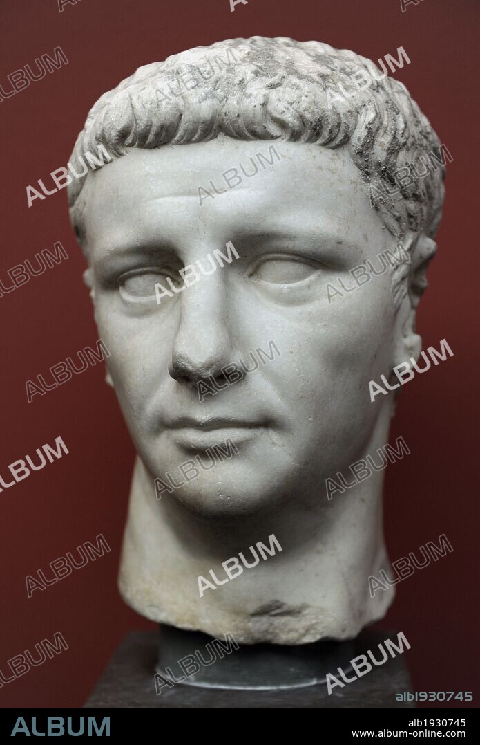 EMPERADOR CLAUDIO. (Tiberio Claudio César Augusto Germánico). En latín, Tiberius Claudius Caesar Augustus Germanicus (10 a. C. -54 d. C.4). Historiador y político romano. Cuarto emperador romano de la dinastía Julio-Claudia. Gobernó desde el 24 de enero del año 41 hasta su muerte en el año 54. Busto de mármol. Tiempos emperador Claudio. Mármol. Museo Carlsberg Gyptotek. Copenhague. Dinamarca. Norte de Europa.