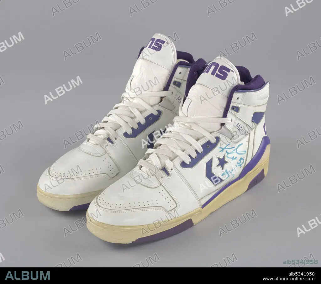 Shoes worn and signed by Karl Malone 1985 2003. Creator Converse. Album alb5341958