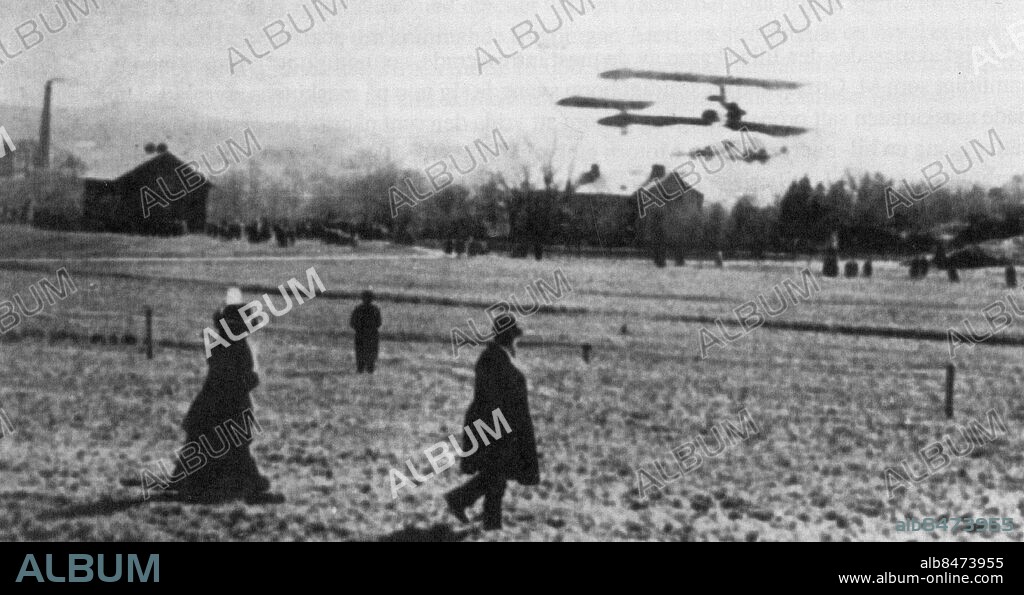 Göteborg 1911-03-23 Belgaren René Cozic kommer till Göteborg med sitt flygplan och uppvisningsflyger på A2:s område i Kviberg - start och kandning skedde på platsen där idag Kvibergs kyrkogård ligger - *** Local Caption *** *. ARON JONASSON.