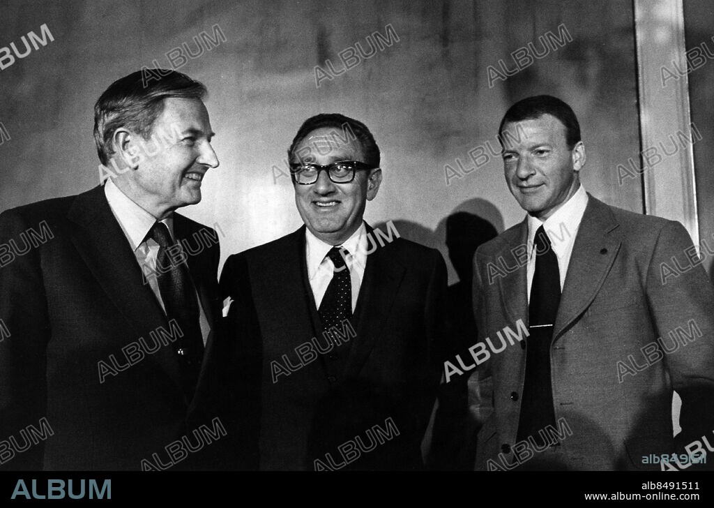 STOCKHOLM 19780605.. David Rockefeller (t.v.), amerikansk finansman och styrelseordförande i Chase Manhattan Bank, och Henry Kissinger (i mitten), ordförande i bankens rådgivande kommitté, är på besök i Stockholm för överläggningar med Volvo-direktören PG Gyllenhammar (t.h.). Gyllenhammar var VD i AB Volvo 1971-1983 och bolagets styrelseordförande 1983-1993.. Foto: Owe Sjöblom / SvD / TT / Kod: 11014.