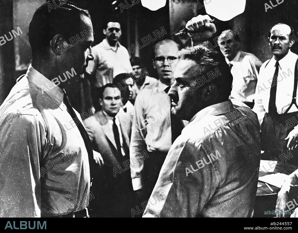 HENRY FONDA in 12 ANGRY MEN, 1957, directed by SIDNEY LUMET. Copyright UNITED ARTISTS.