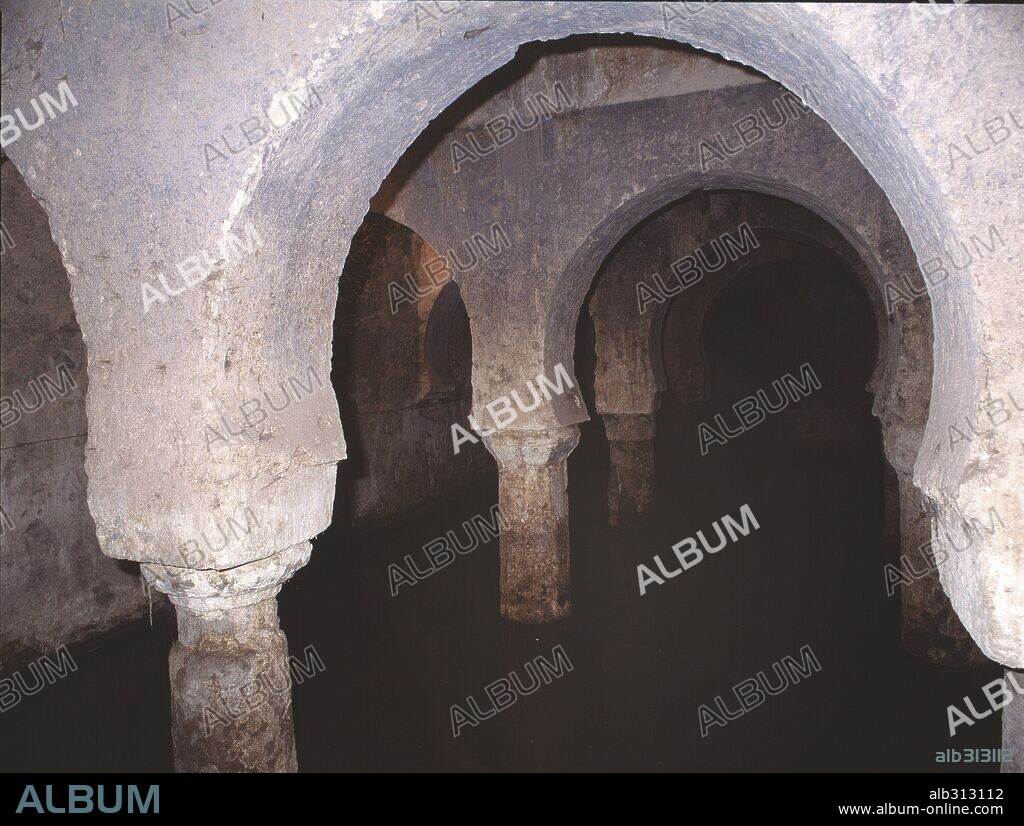 Aljibe musulmán del siglo XI (cisterna para recoger el agua de la lluvia). Interior de la Casa de las Veletas, Cáceres.