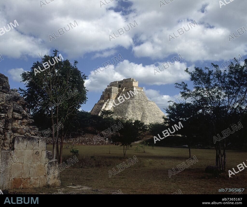 PIRAMIDE DEL ADIVINO-FACHADA PONIENTE-CULTURA MAYA.