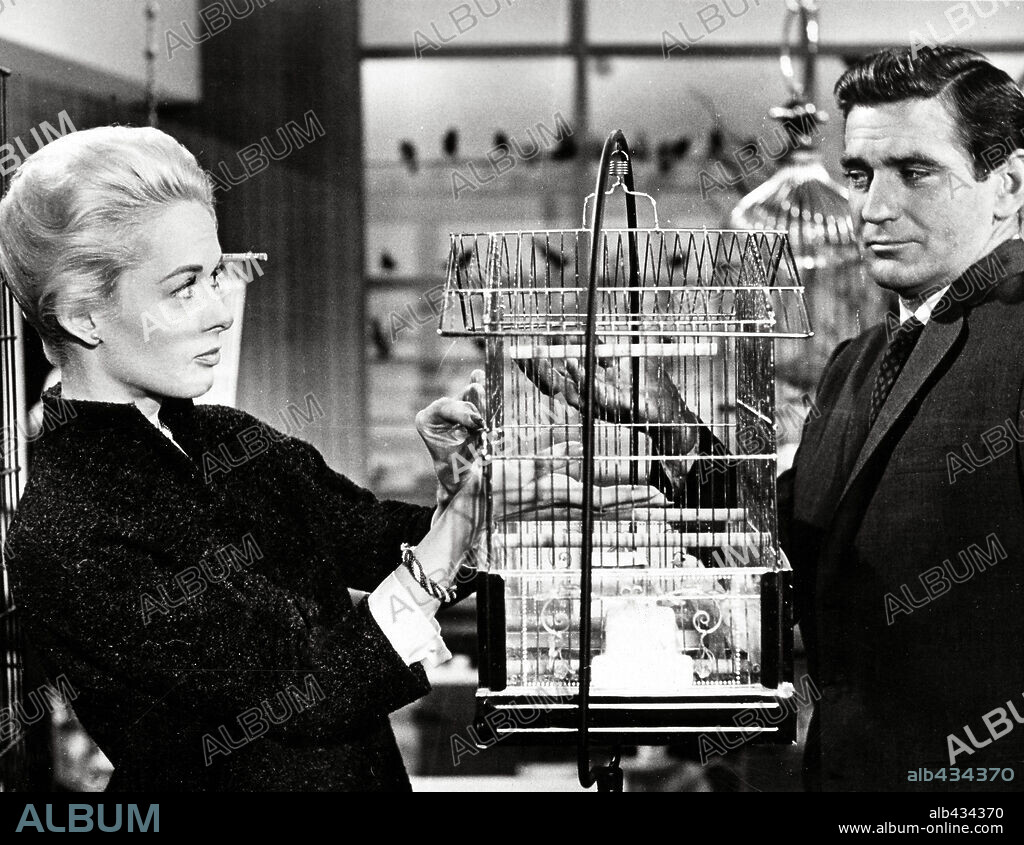 ROD TAYLOR and TIPPI HEDREN in THE BIRDS, 1963, directed by ALFRED HITCHCOCK. Copyright Alfred J. Hitchcock Productions.