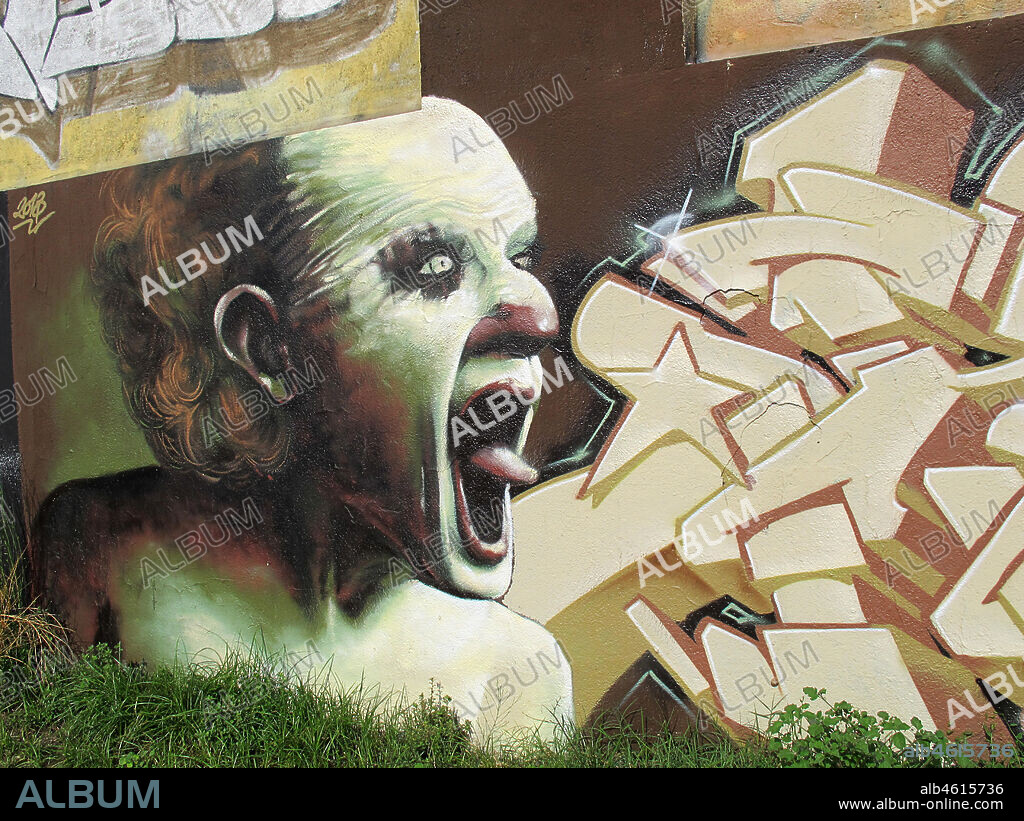 ilustración de cara de mujer enojada sacando la lengua, graffiti mural,  Mataró, provincia Barcelona, Barcelona en 2013. - Album alb4615736