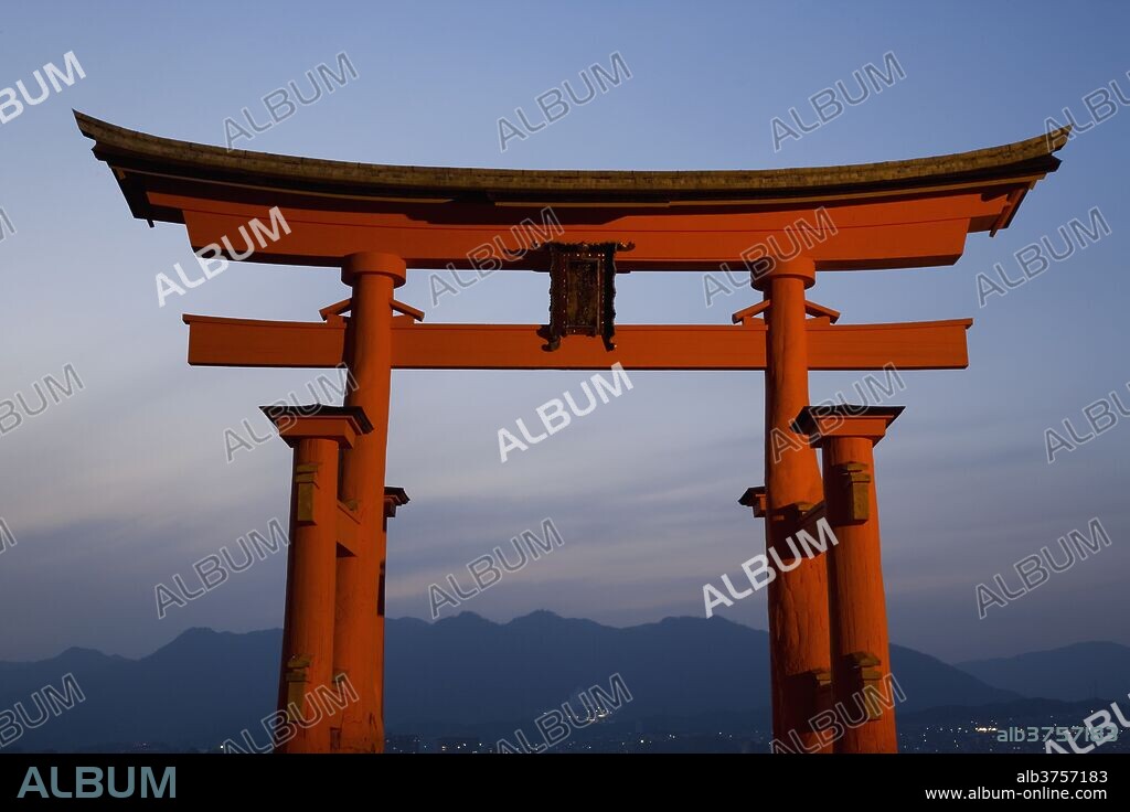 The vermillion coloured floating torii gate (O-Torii) (Grand Gate) of the Shinto shrine, Itsukushima (Itsuku-shima) shrine, UNESCO World Heritage Site, Miyajima, Hiroshima area, island of Honshu, Japan, Asia.