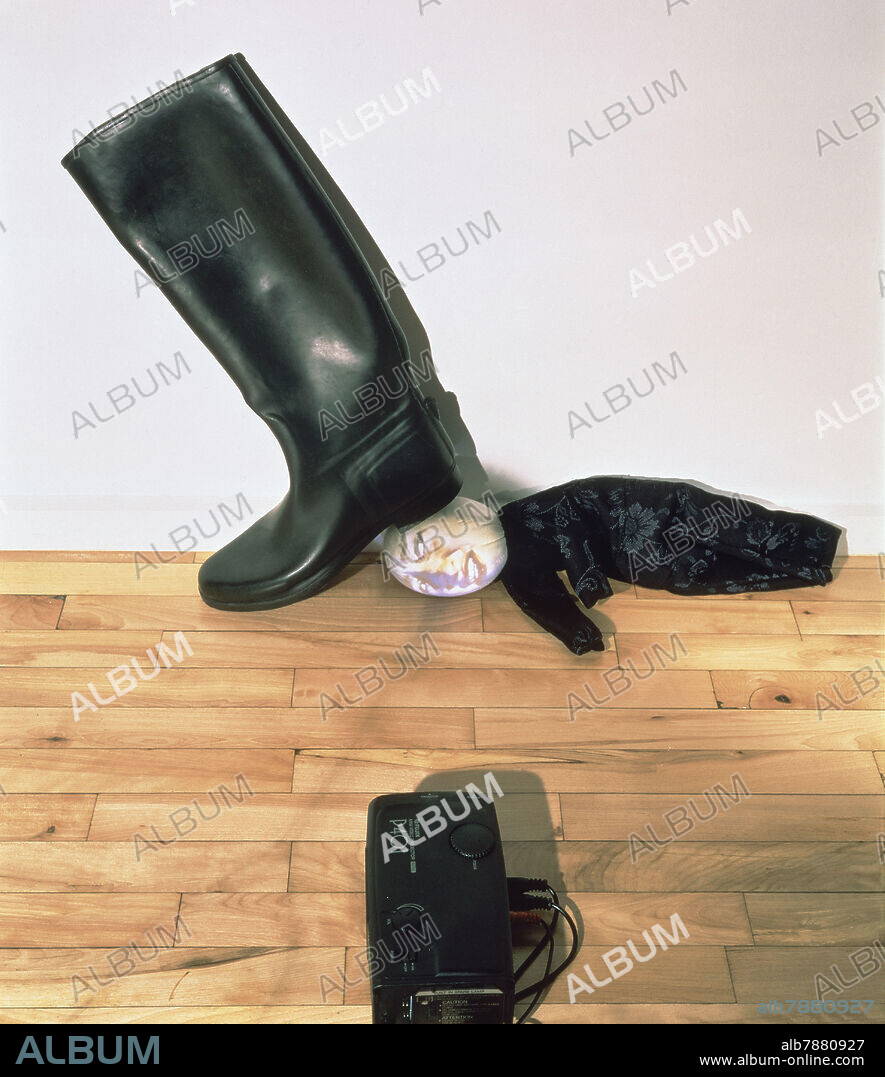 TONY OURSLER 1957-. BOOT - 1995 - PROYECTORES VIDEOS ESFERAS DE FIBRA  VIDRIO - Album alb7880927