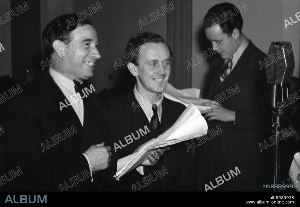 ARKIV 19361106.. Elof Ahrle, skådespelare och filmregissör, och Åke Söderblom, skådespelare samt manus- och sångtextförfattare.. Foto: Bertil Danielsson / SVT Bild / Kod: 5600. RiR sv/v . Mapp: Ahrle, Elof se även Birgit Rosengren.