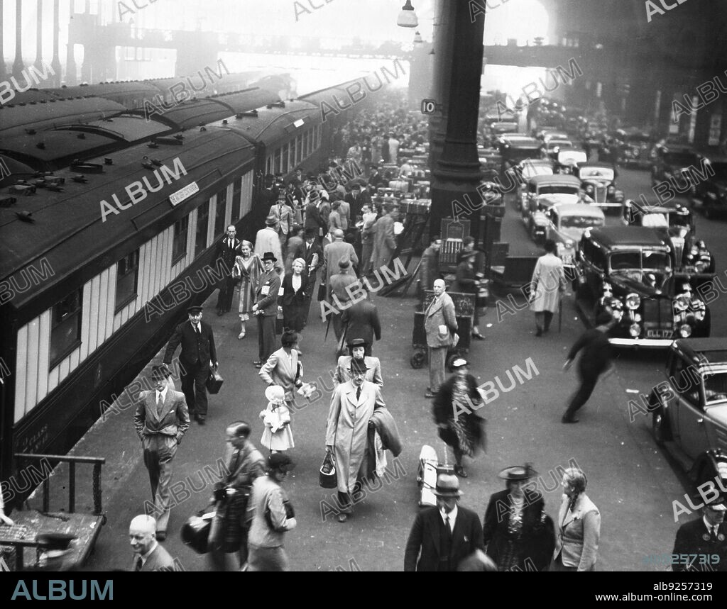 Arrival of trains from the continent at Liverpool Street Station in London. Many Britons respond to the ministry's call to return to the UK due to the international political situation. (Date created: 01.01.1939-31.12.1939).