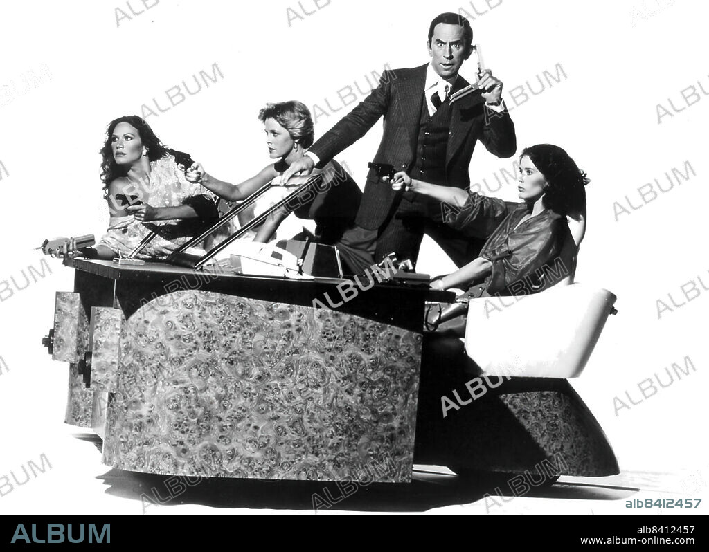 ANDREA HOWARD, DON ADAMS, PAMELA HENSLEY and SYLVIA KRISTEL in THE NUDE  BOMB, 1980, directed by CLIVE DONNER. Copyright UNIVERSAL PICTURES. - Album  alb8412457